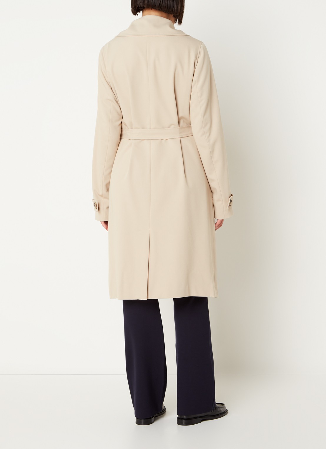 Modström Hiro trenchcoat met dubbele knopenrij en strikceintuur - achterkant donkerbeige