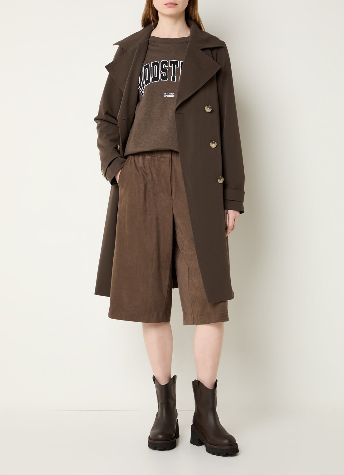 Modström Hiro trenchcoat met dubbele knopenrij en strikceintuur - voorkant 3 bronsgroen