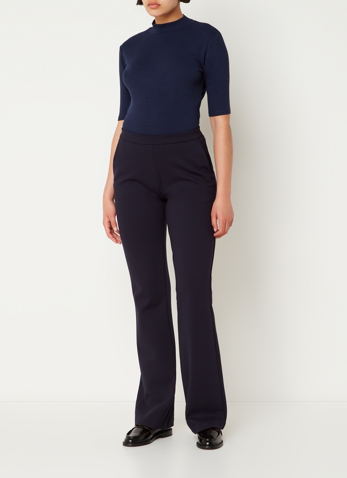 Modström Krown T-shirt met ribstructuur - voorkant 2 jeans