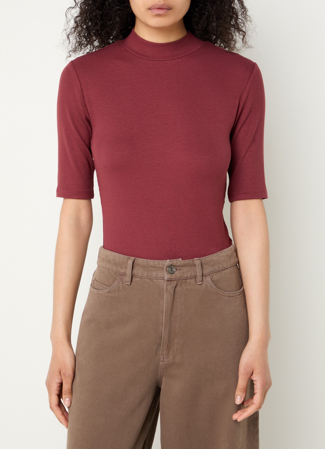 Modström Krown T-shirt met ribstructuur - detail bordeauxrood