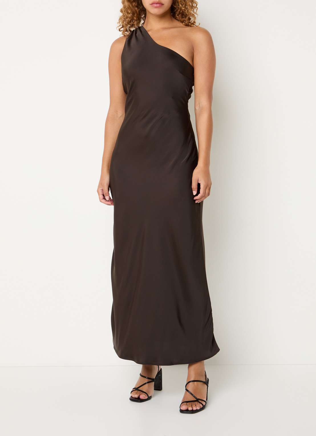 Modström Narcissa one shoulder midi jurk van satijn - detail 3 donkerbruin