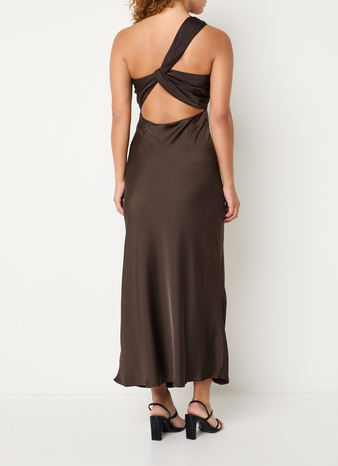 Modström Narcissa one shoulder midi jurk van satijn - voorkant 2 donkerbruin