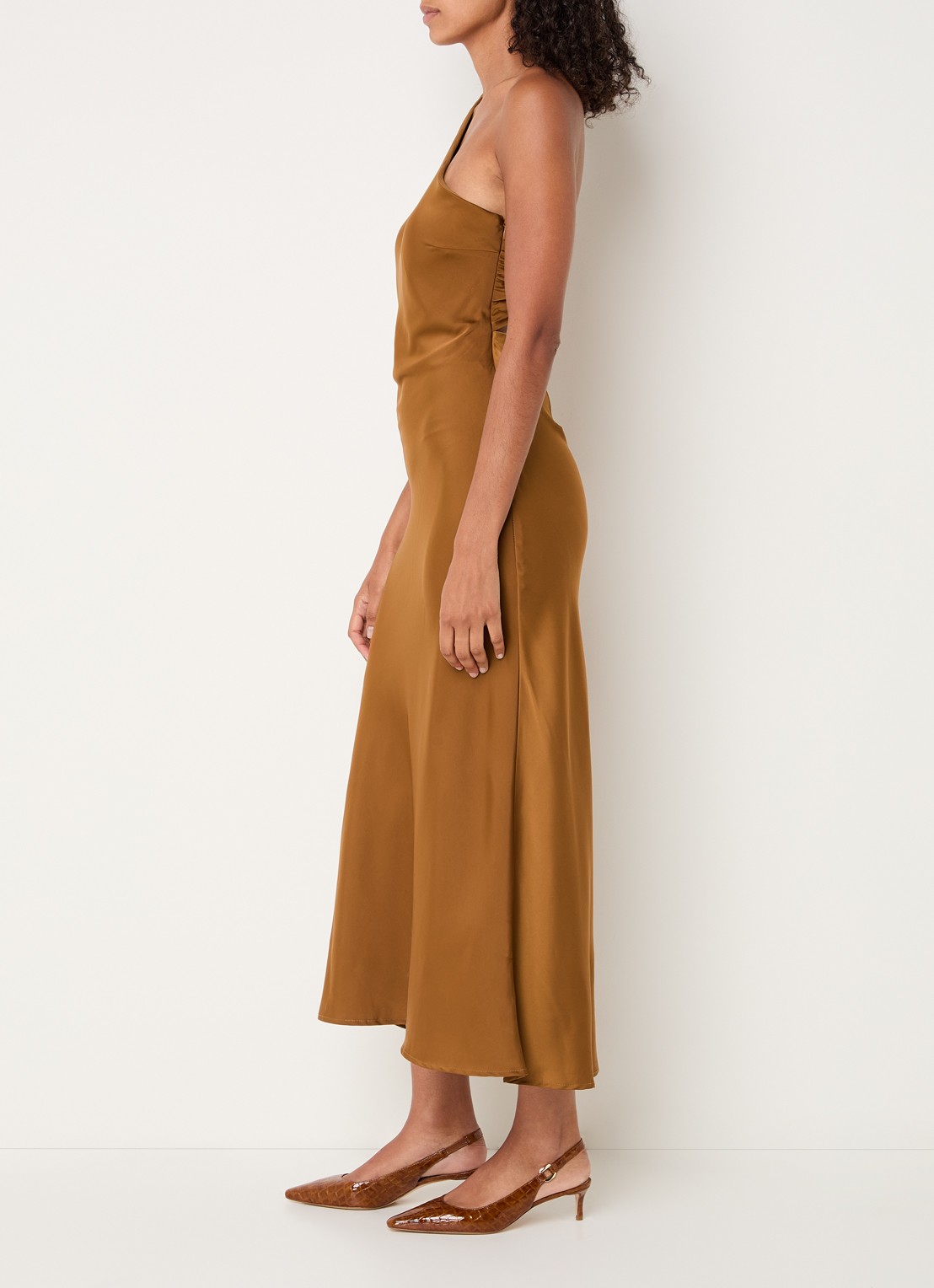 Modström Narcissa one shoulder midi jurk van satijn - achterkant 2 roestbruin