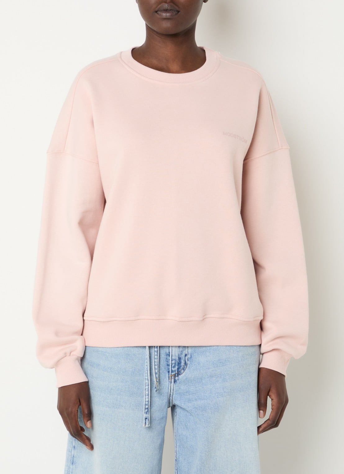 Modström Paula sweater met logo - detail lichtroze