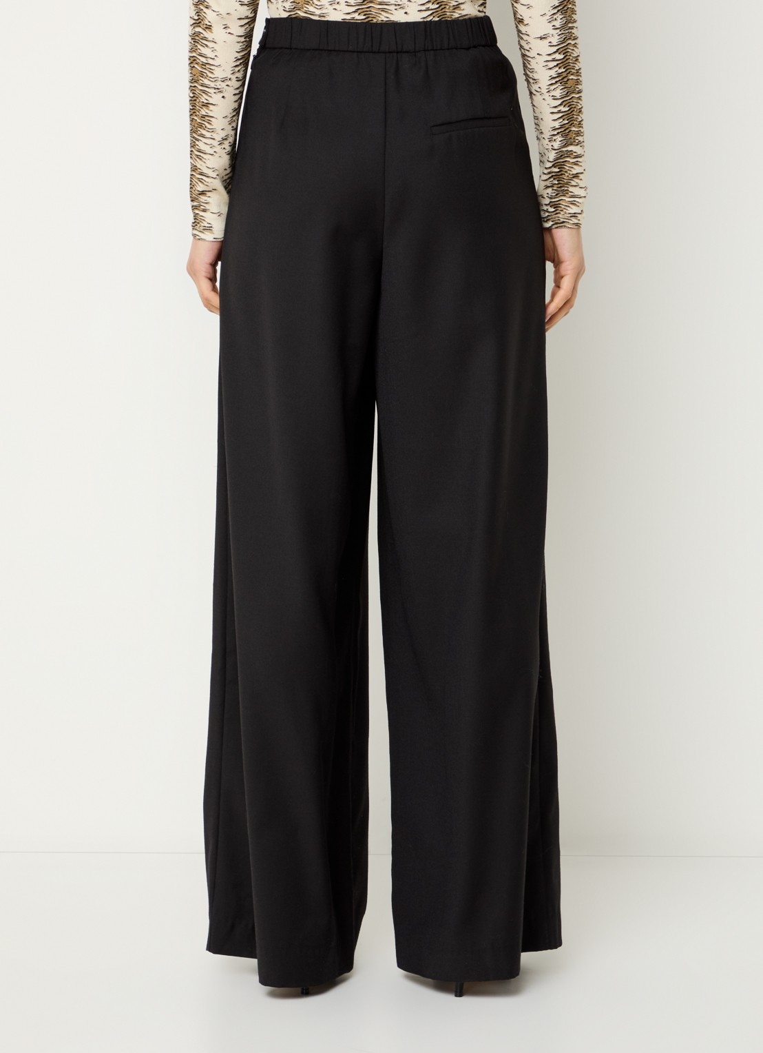 Modström Pilou high waist wide fit pantalon in wolblend met steekzakken - achterkant 2 zwart