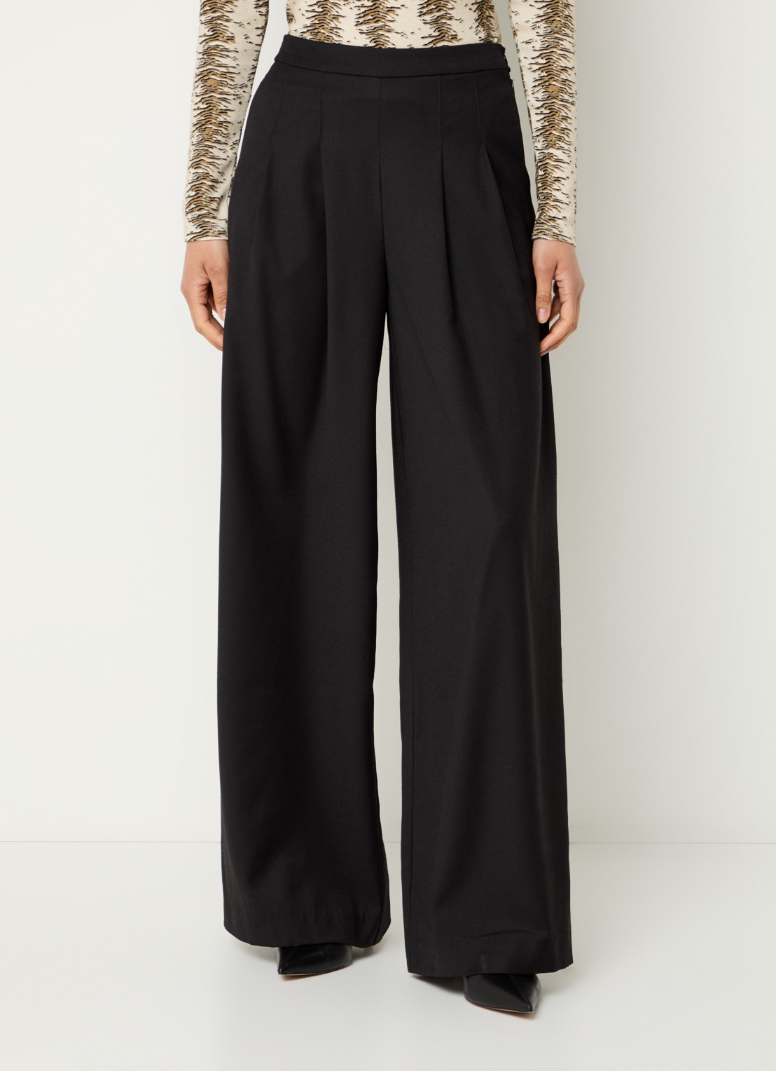 Modström Pilou high waist wide fit pantalon in wolblend met steekzakken - detail zwart