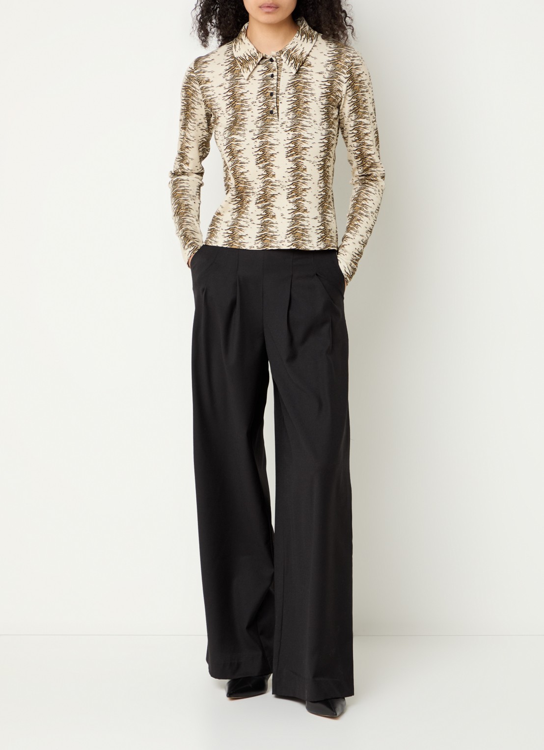 Modström Pilou high waist wide fit pantalon in wolblend met steekzakken - voorkant 4 zwart