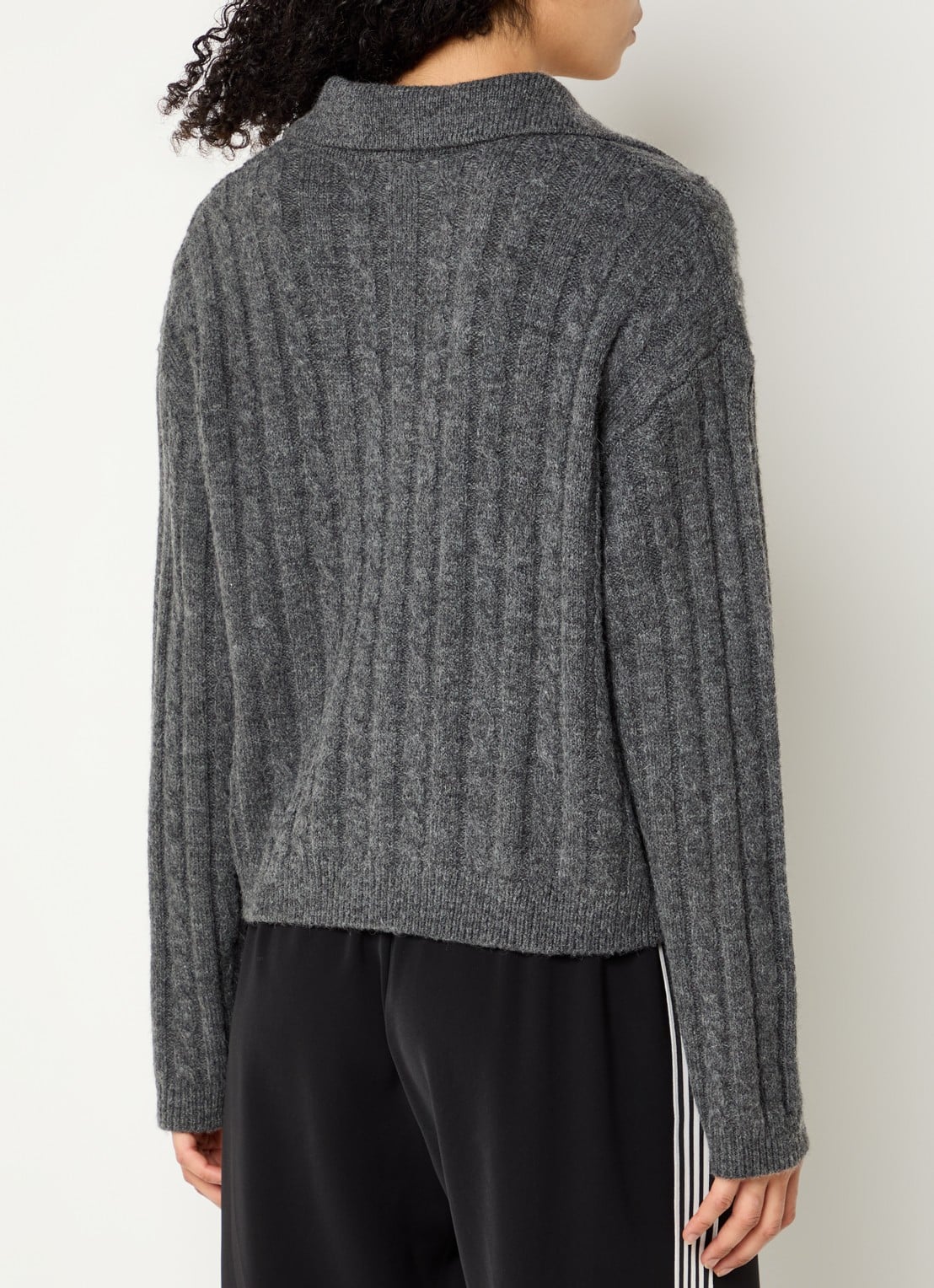Modström Rise kabelgebreide polo in alpaca wolblend  - achterkant 4 donkergrijs