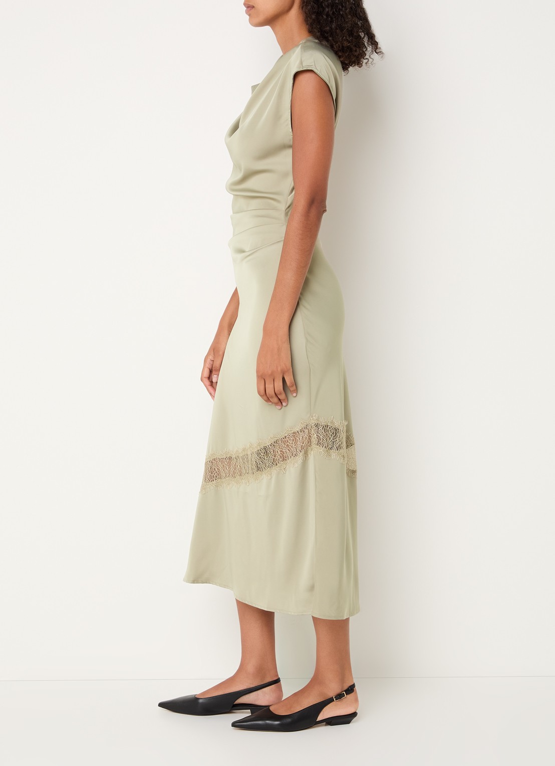 Modström Tailor maxi jurk met watervalhals en details van kant  - voorkant 2 mosgroen
