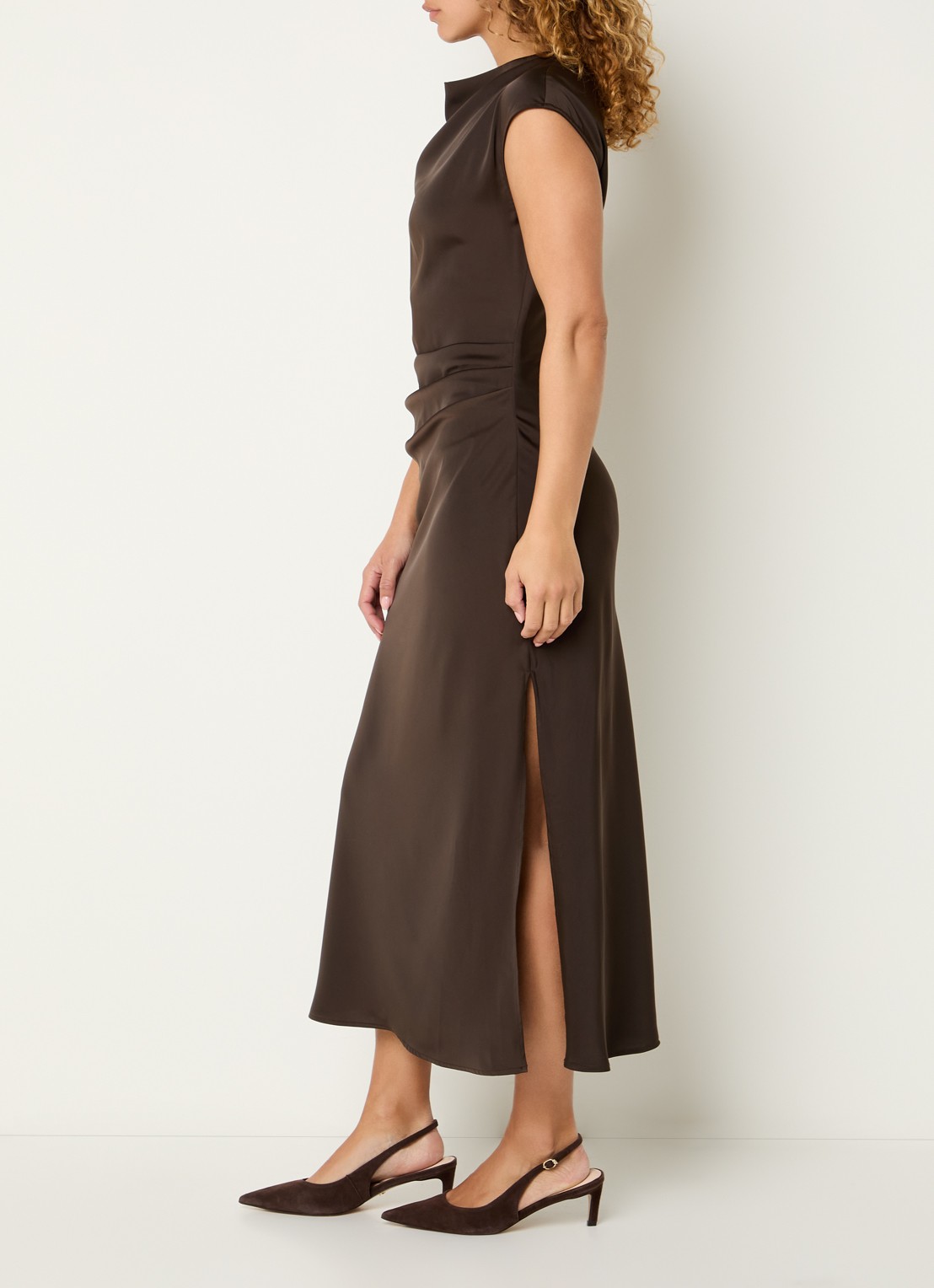 Modström Tailor midi jurk van satijn met split - voorkant 4 seal brown-05508