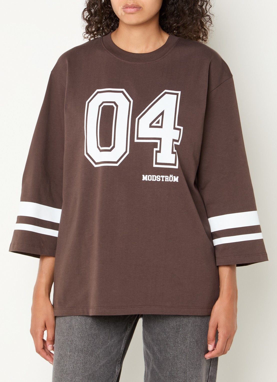 Modström Taliya oversized T-shirt met print - detail bruin