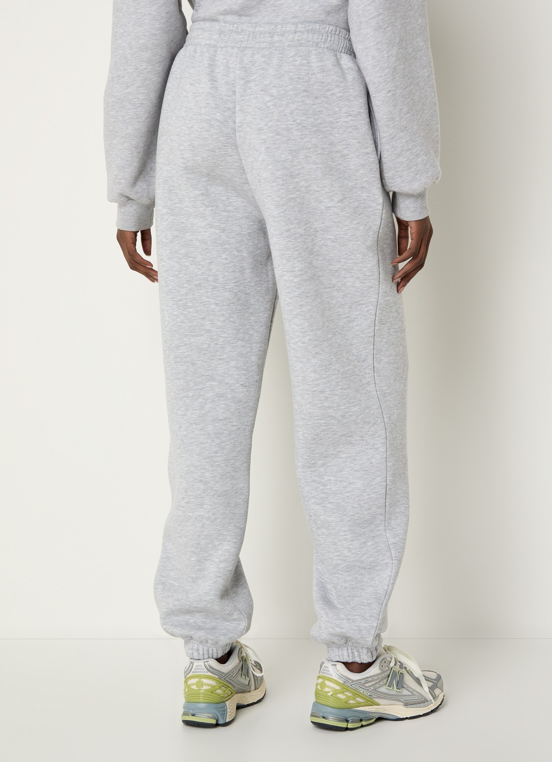 Modström Tia high waist tapered fit joggingbroek met logo en steekzakken - achterkant grijsmele