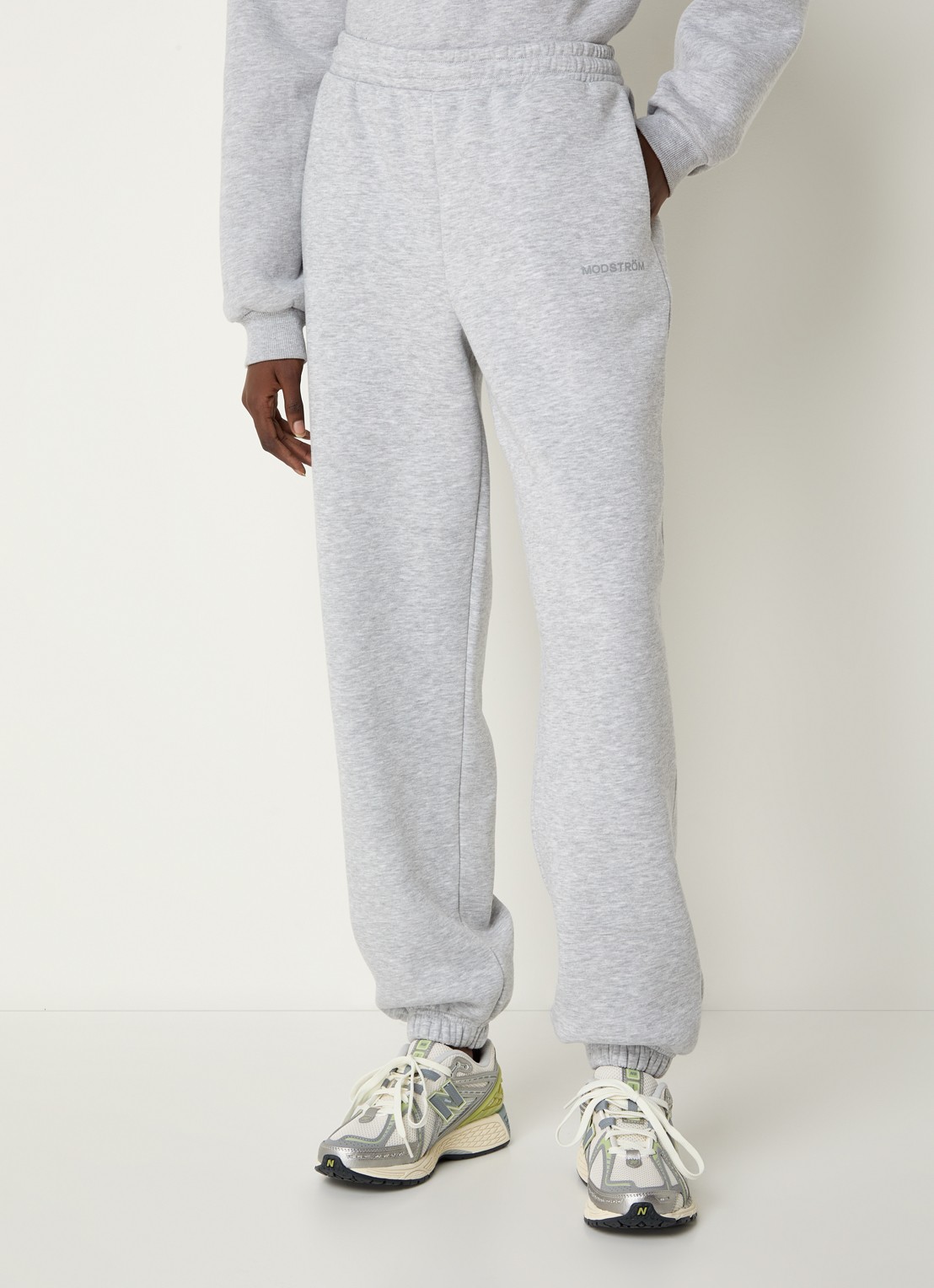 Modström Tia high waist tapered fit joggingbroek met logo en steekzakken - detail 2 grijsmele