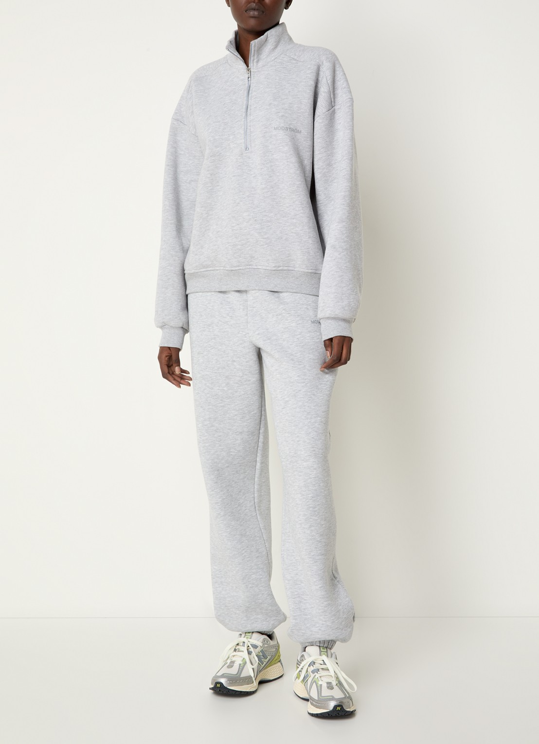 Modström Tia high waist tapered fit joggingbroek met logo en steekzakken - voorkant 4 grijsmele