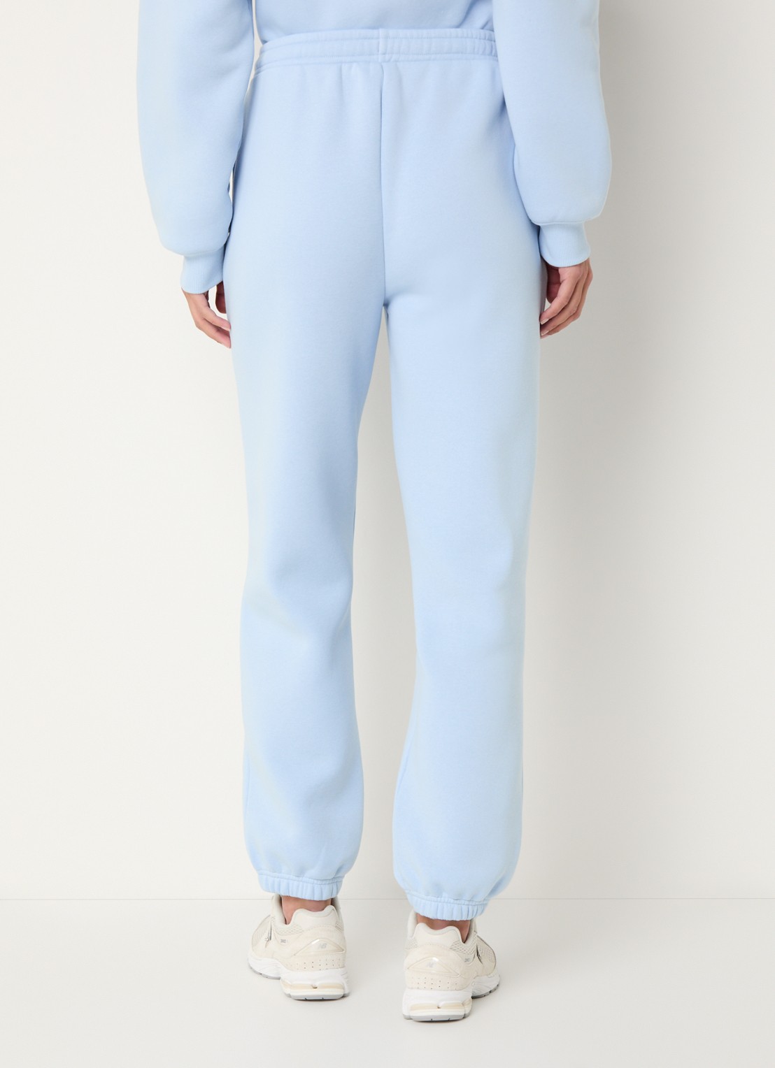 Modström Tia high waist tapered fit joggingbroek met logo en steekzakken - achterkant lichtblauw
