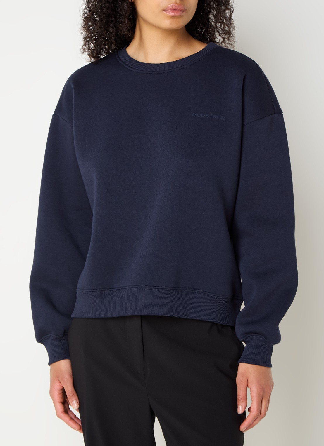 Modström Tia sweater met logoprint - detail 2 donkerblauw