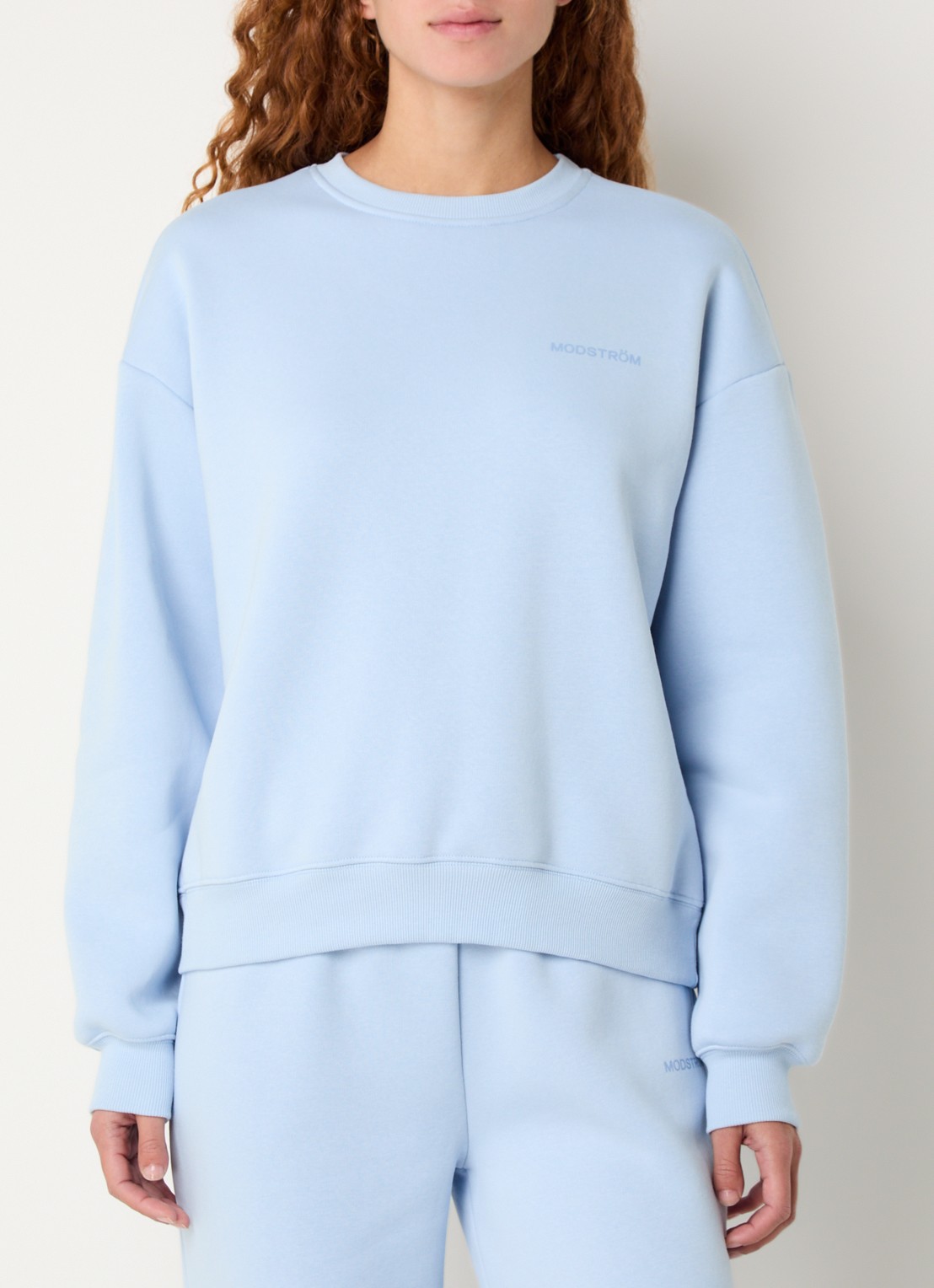 Modström Tia sweater met logoprint - detail 4 lichtblauw