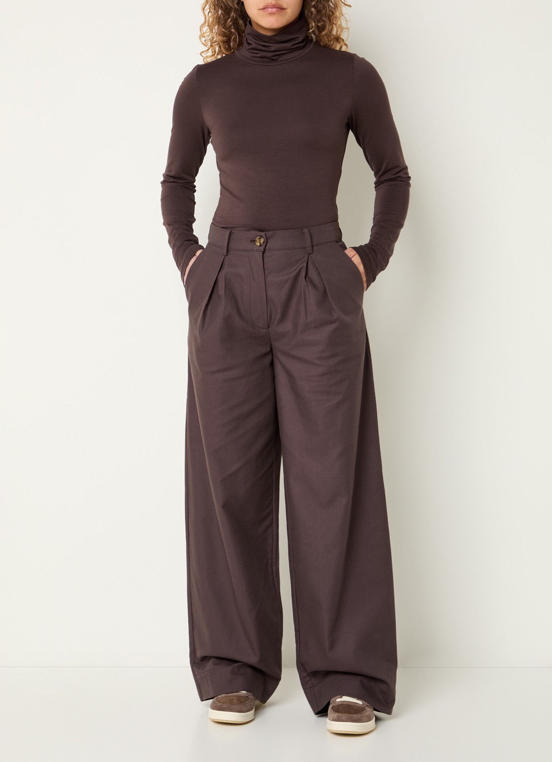 Modström Tore high waist wide fit pantalon met steekzakken - voorkant 4 donkerbruin