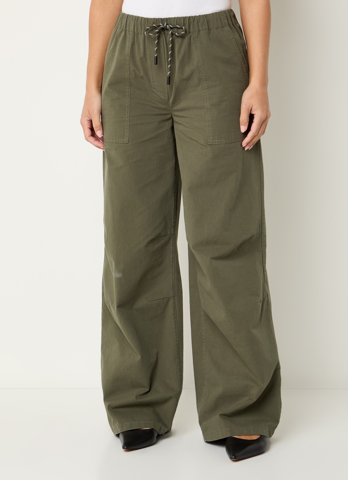 Modström Urania high waist loose fit broek met steekzakken - detail 4 olijfgroen
