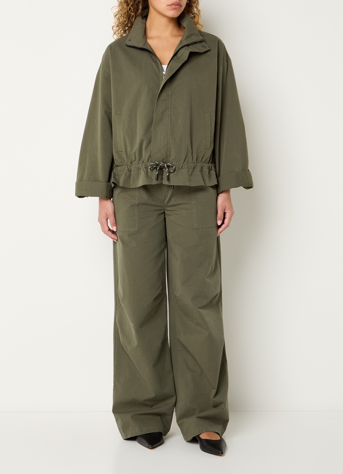 Modström Urania high waist loose fit broek met steekzakken - voorkant 3 olijfgroen
