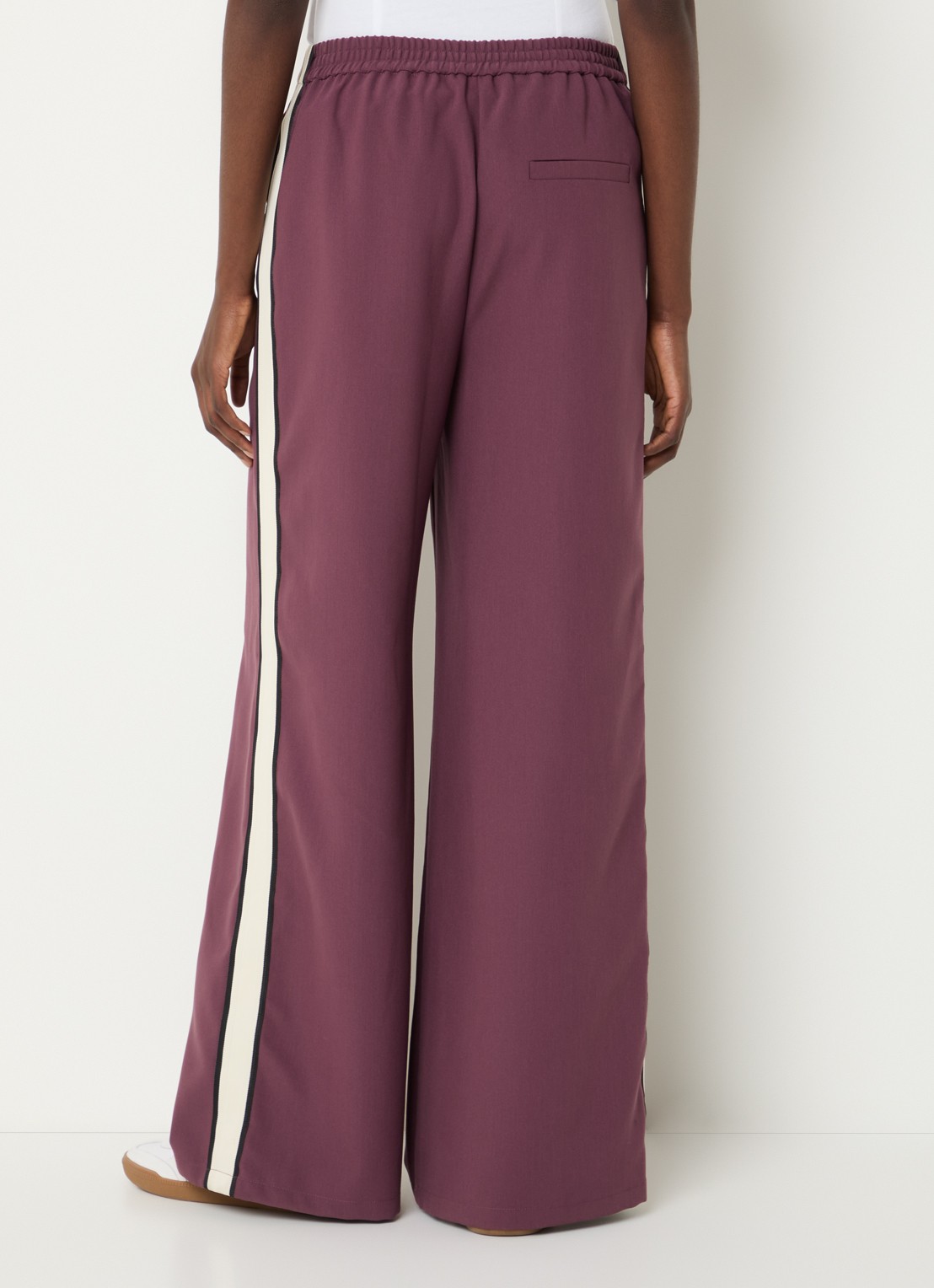 Modström Vildarmd high waist wide fit pantalon met steekzakken - achterkant 2 aubergine
