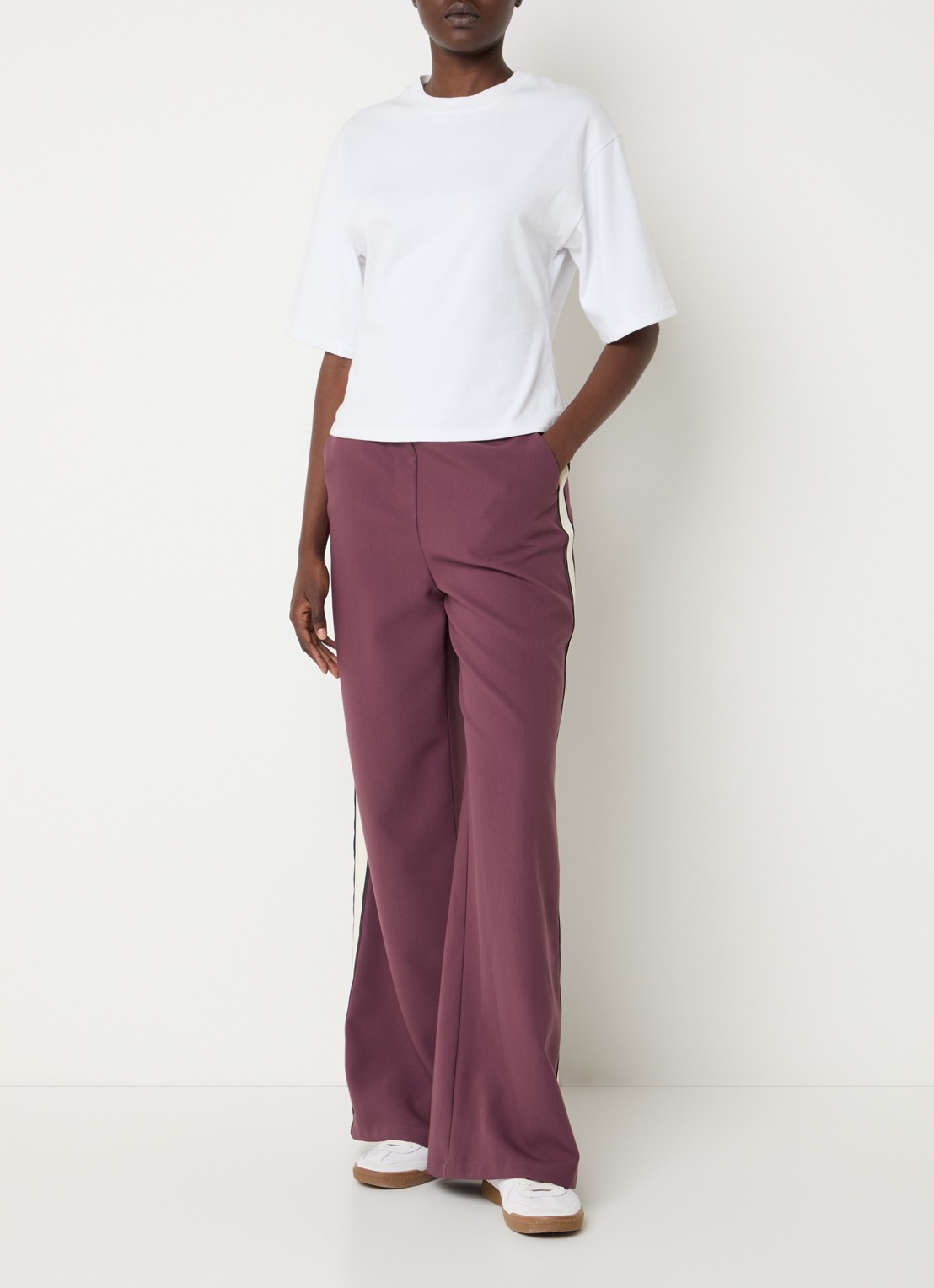 Modström Vildarmd high waist wide fit pantalon met steekzakken - voorkant 4 aubergine