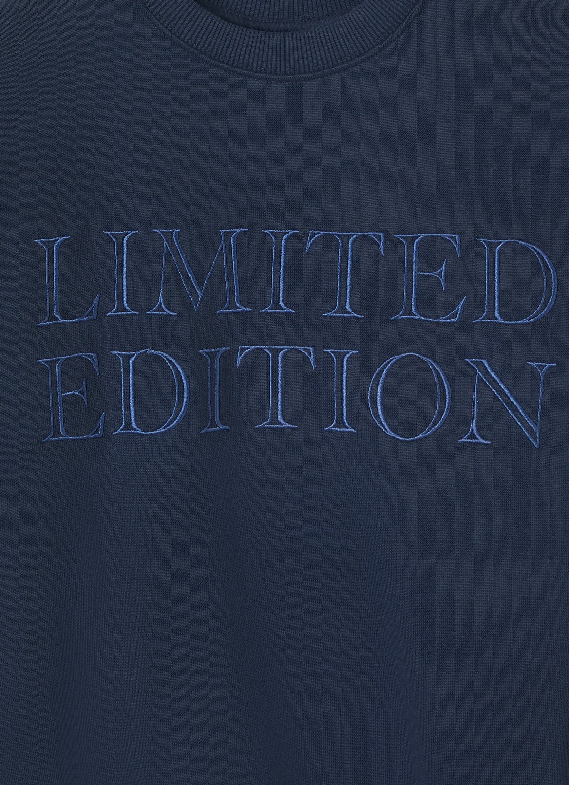 Molo Magni sweater met borduring - detail donkerblauw