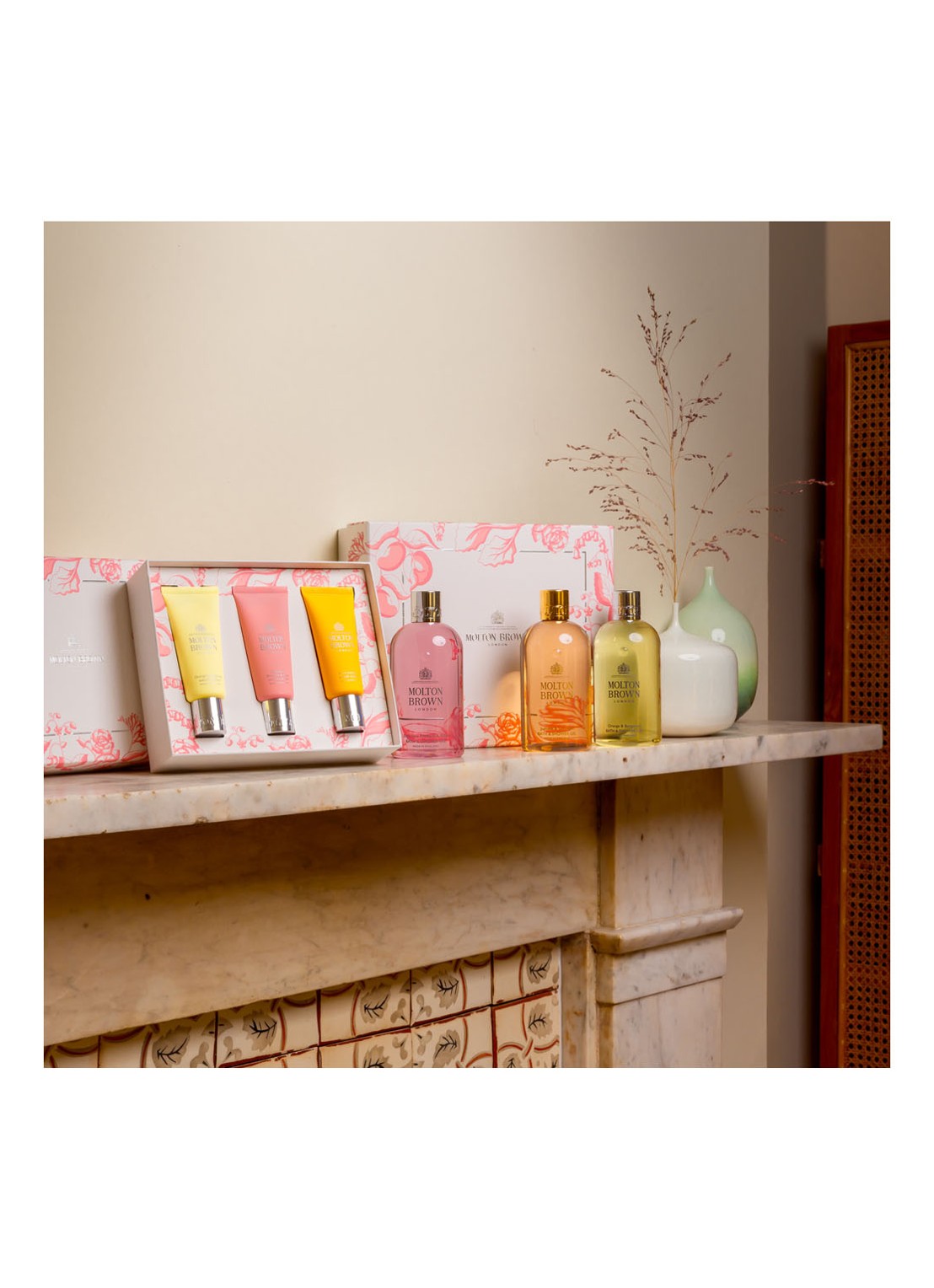 Molton Brown Deicious Rhubarb & Rose 2022 Bathing Trio Set - Limited Edition geschenkset - detail 2 undefined