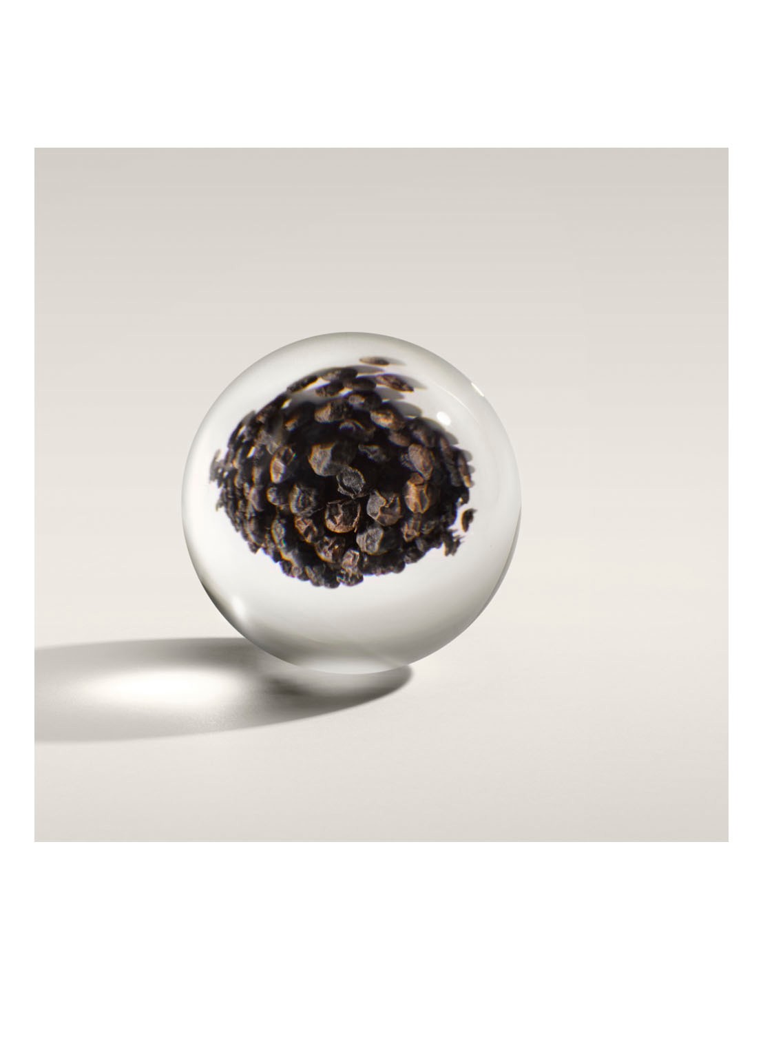 Molton Brown Re-Charge Black Pepper Statement Scented Candle - geurkaars 1700 gram - detail 4 undefined