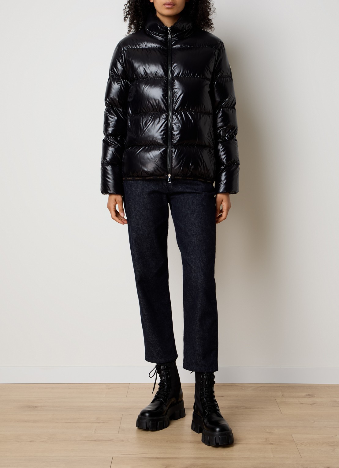 Moncler Abbadia puffer jack met glanzende finish en logo - voorkant 3 zwart