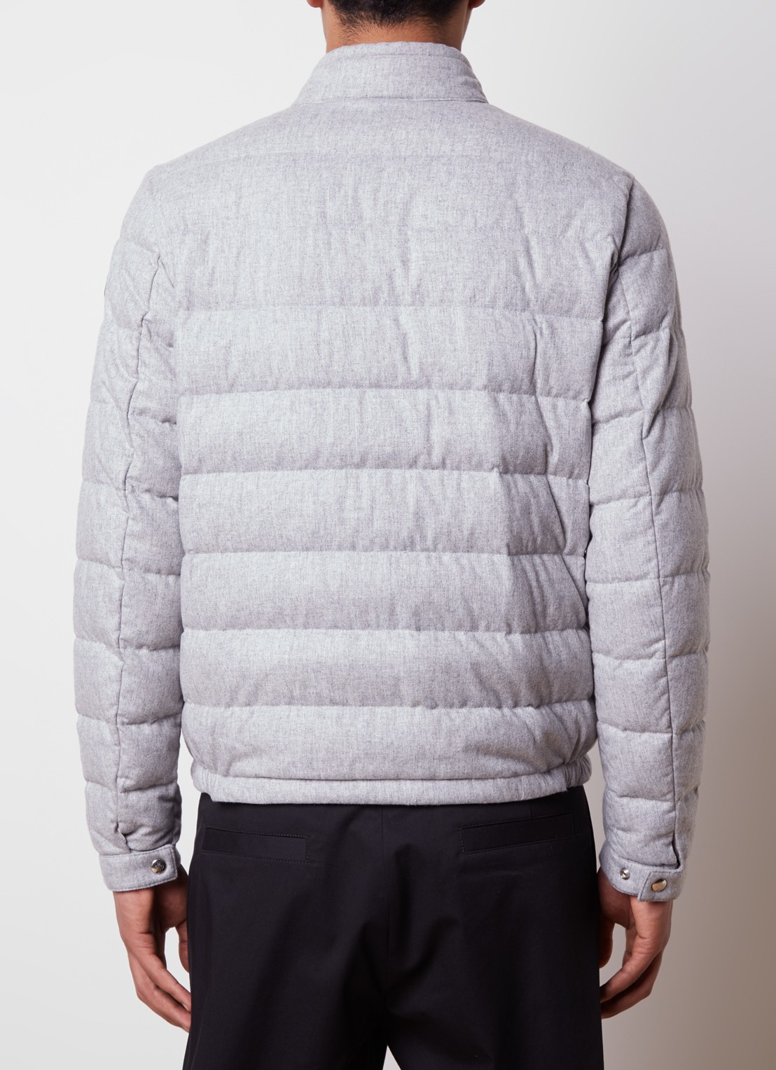 Moncler Acorus gewatteerd jack in kasjmierblend met donsvulling - achterkant lichtgrijs