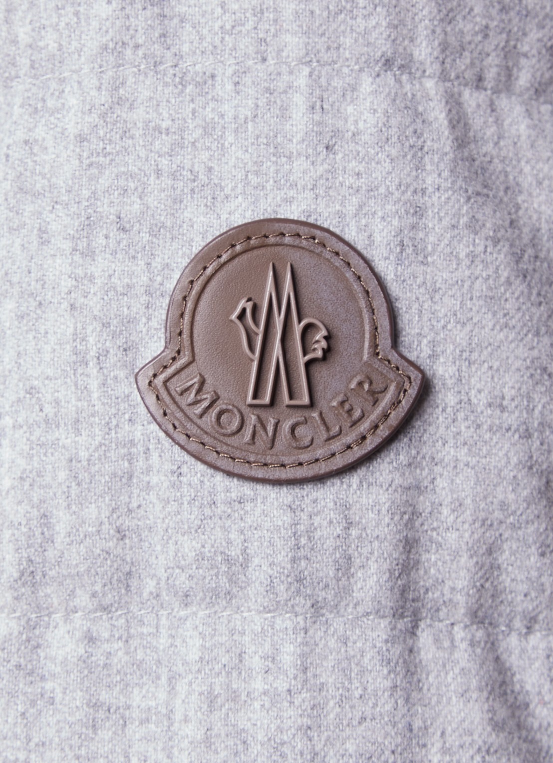 Moncler Acorus gewatteerd jack in kasjmierblend met donsvulling - detail 6 lichtgrijs