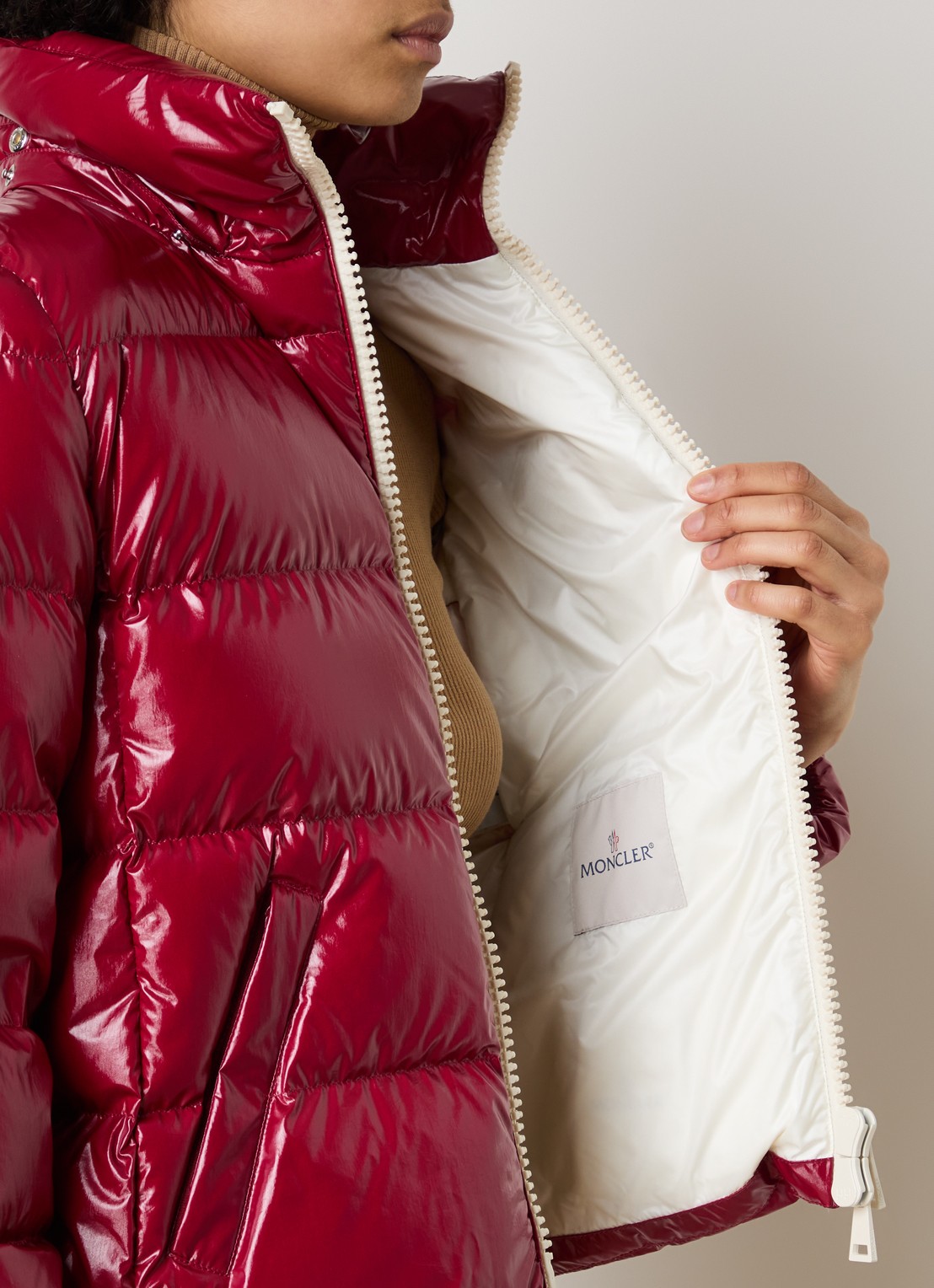 Moncler Andro pufferjack met donsvulling en afneembare capuchon - detail 5 kersenrood