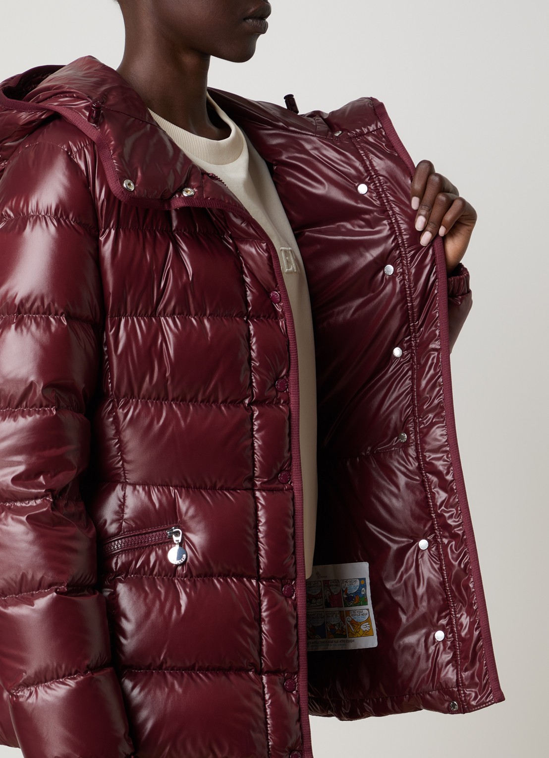 Moncler Barante gewatteerd jack met donsvulling en capuchon - detail 4 bordeauxrood