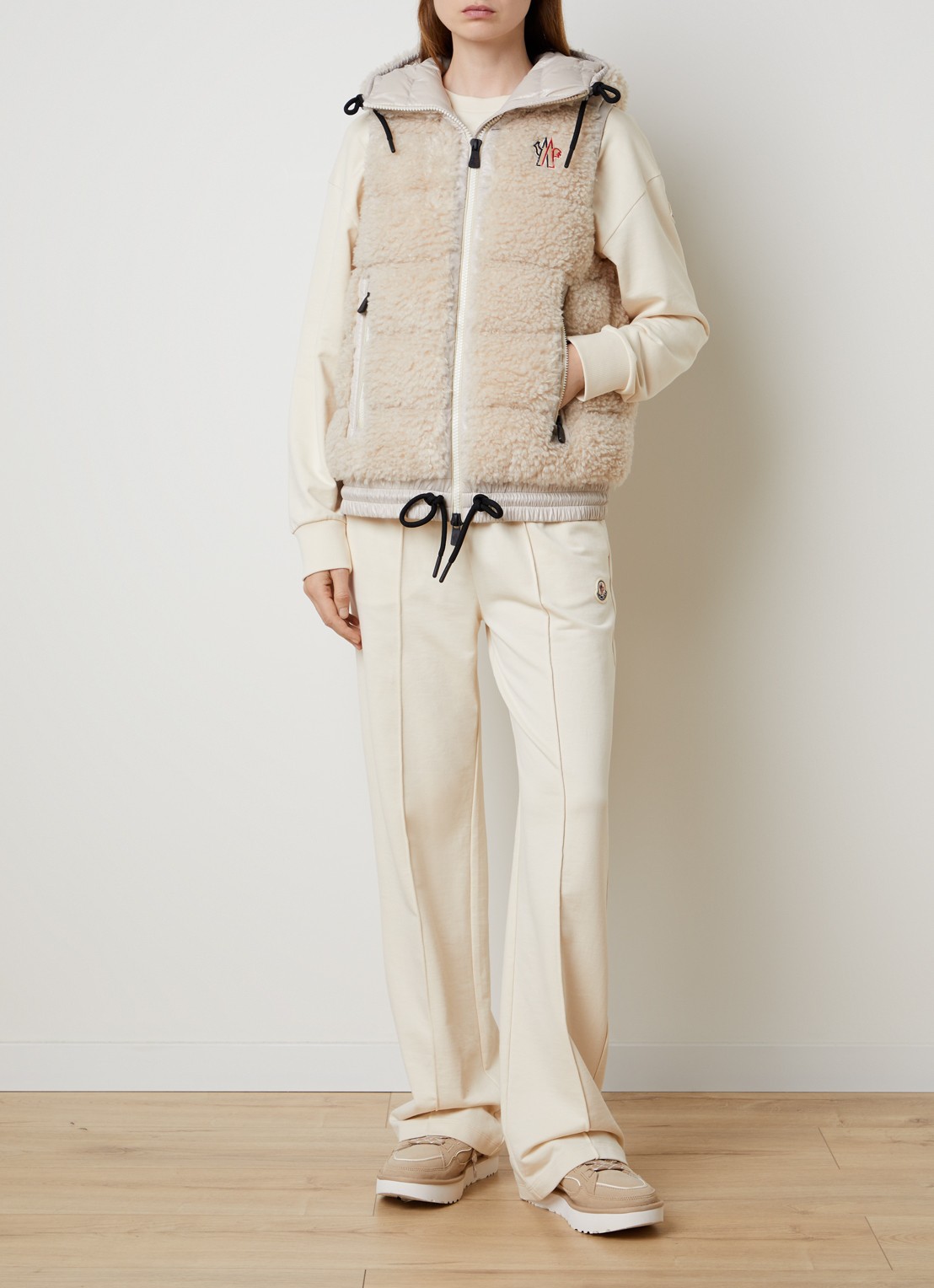 Moncler Bodywarmer van teddy met logo en steekzakken - voorkant 2 beige