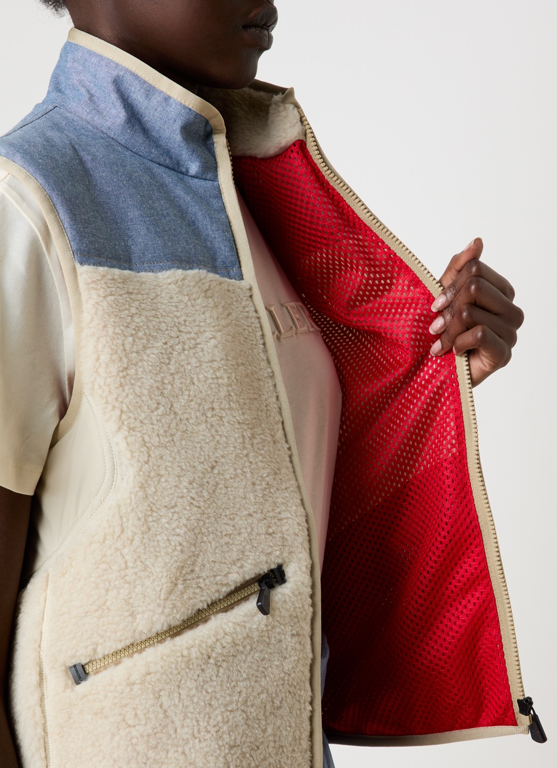Moncler Bodywarmer van teddy met ritszakken - detail 3 beige