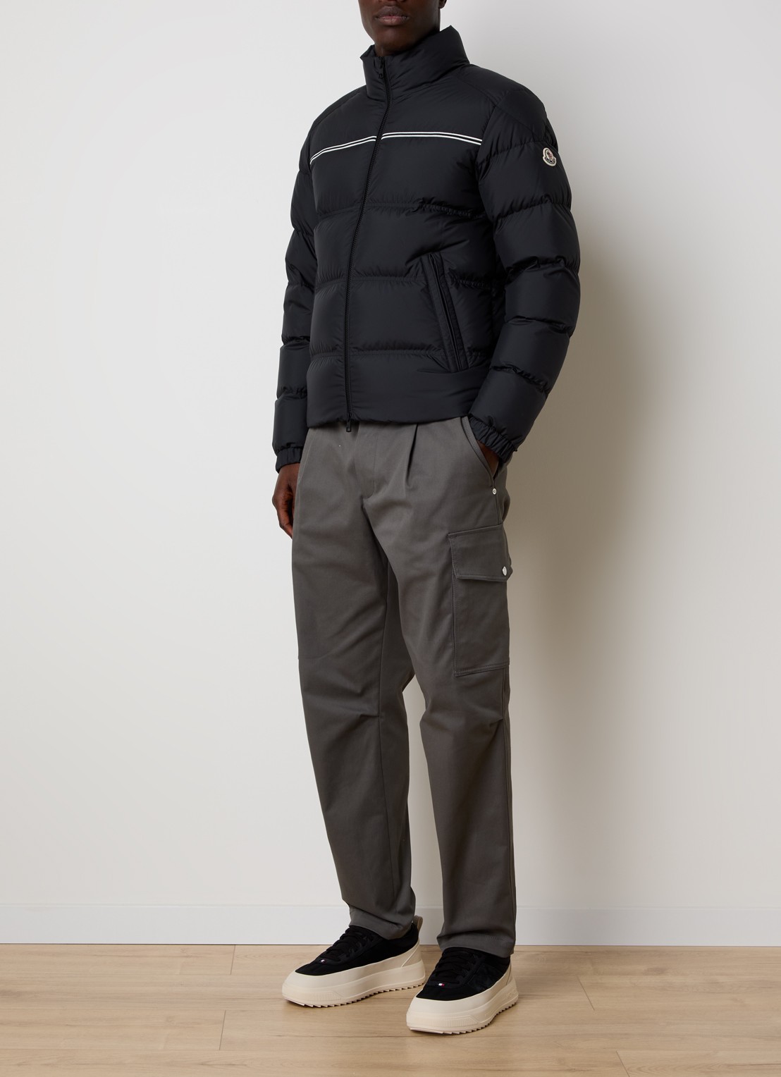 Moncler Bouvaque puffer jack met donsvulling en ritszakken - voorkant 3 zwart