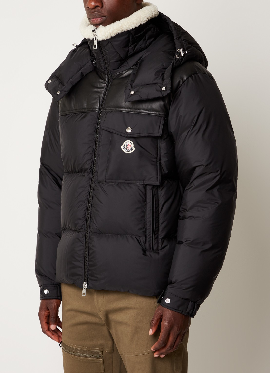 Moncler Braye puffer jack met details van leer en afneembare capuchon  - detail 2 zwart