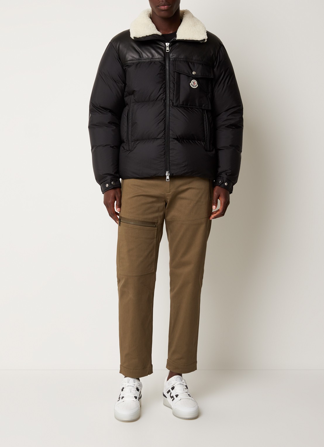 Moncler Braye puffer jack met details van leer en afneembare capuchon  - voorkant 6 zwart