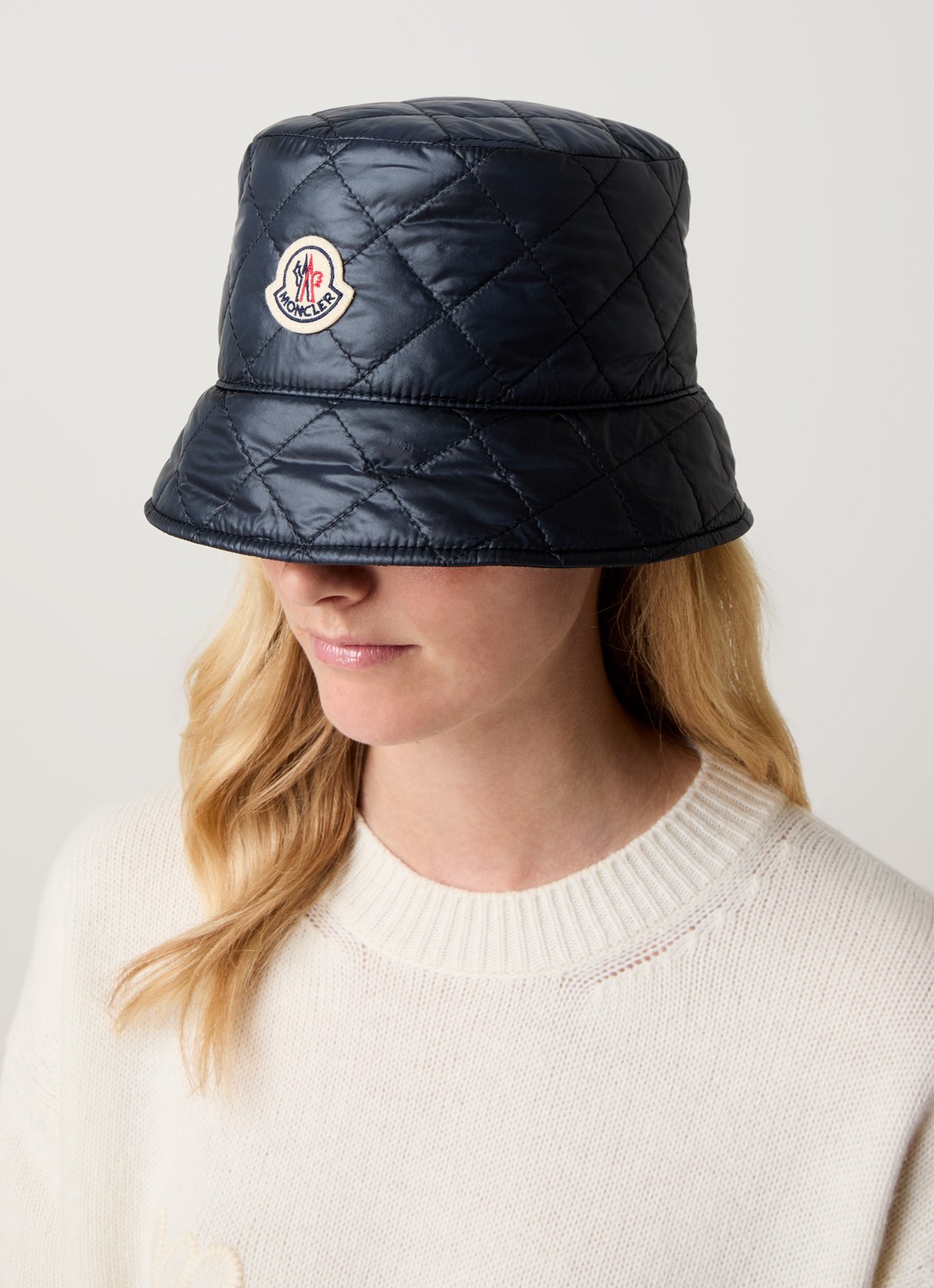 Moncler Bucket hoed met logo en quilt patroon - voorkant 3 donkerblauw