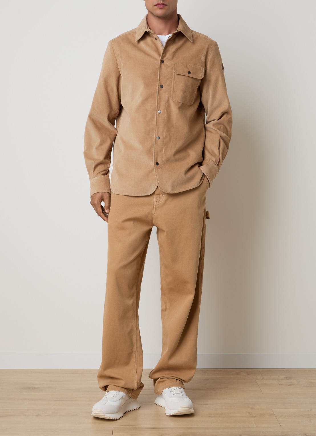 Moncler Camicia regular fit overhemd van corduroy met borstzak - voorkant 2 zand