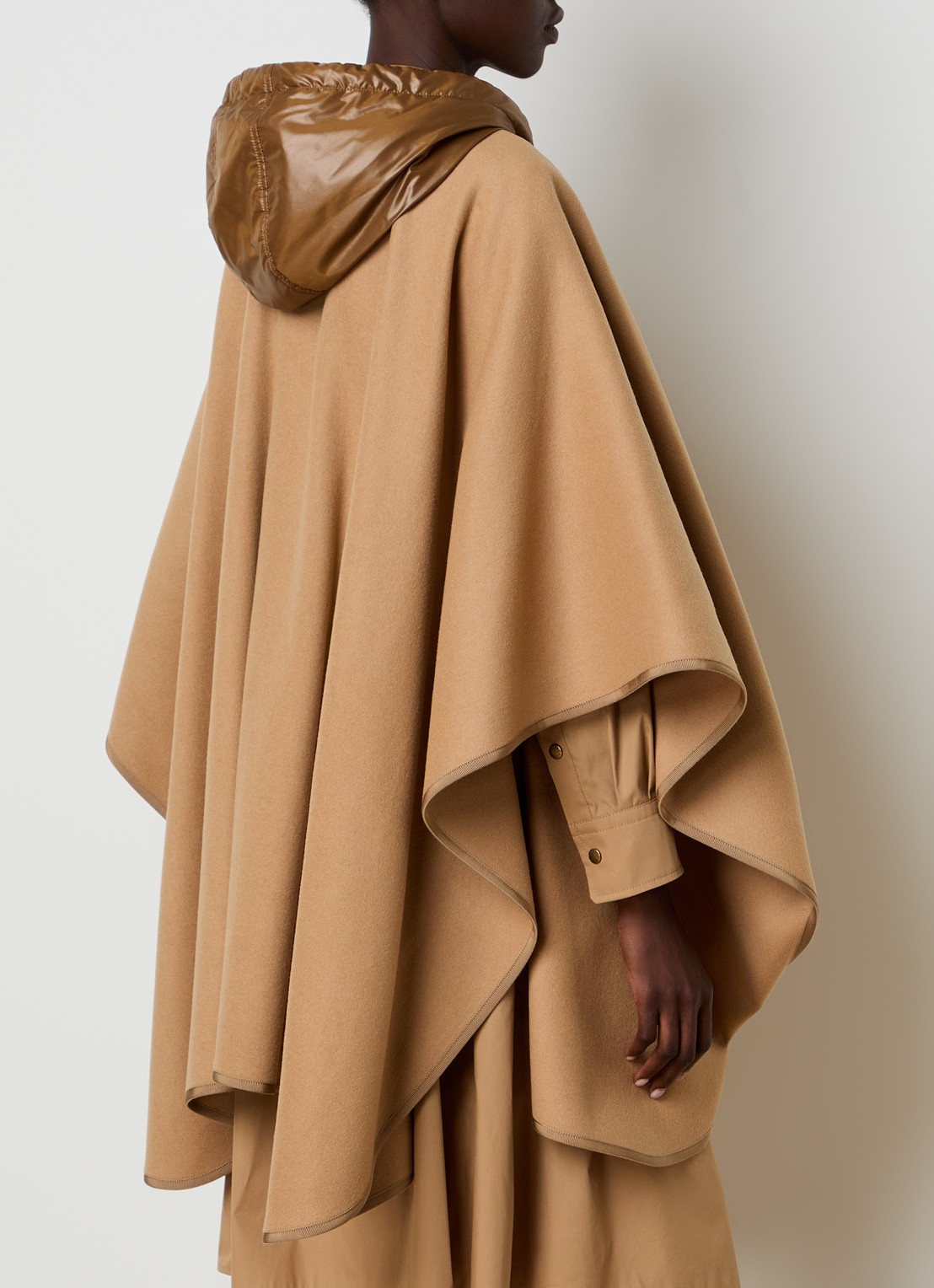 Moncler Cape in wolblend met ceintuur en capuchon - achterkant camel