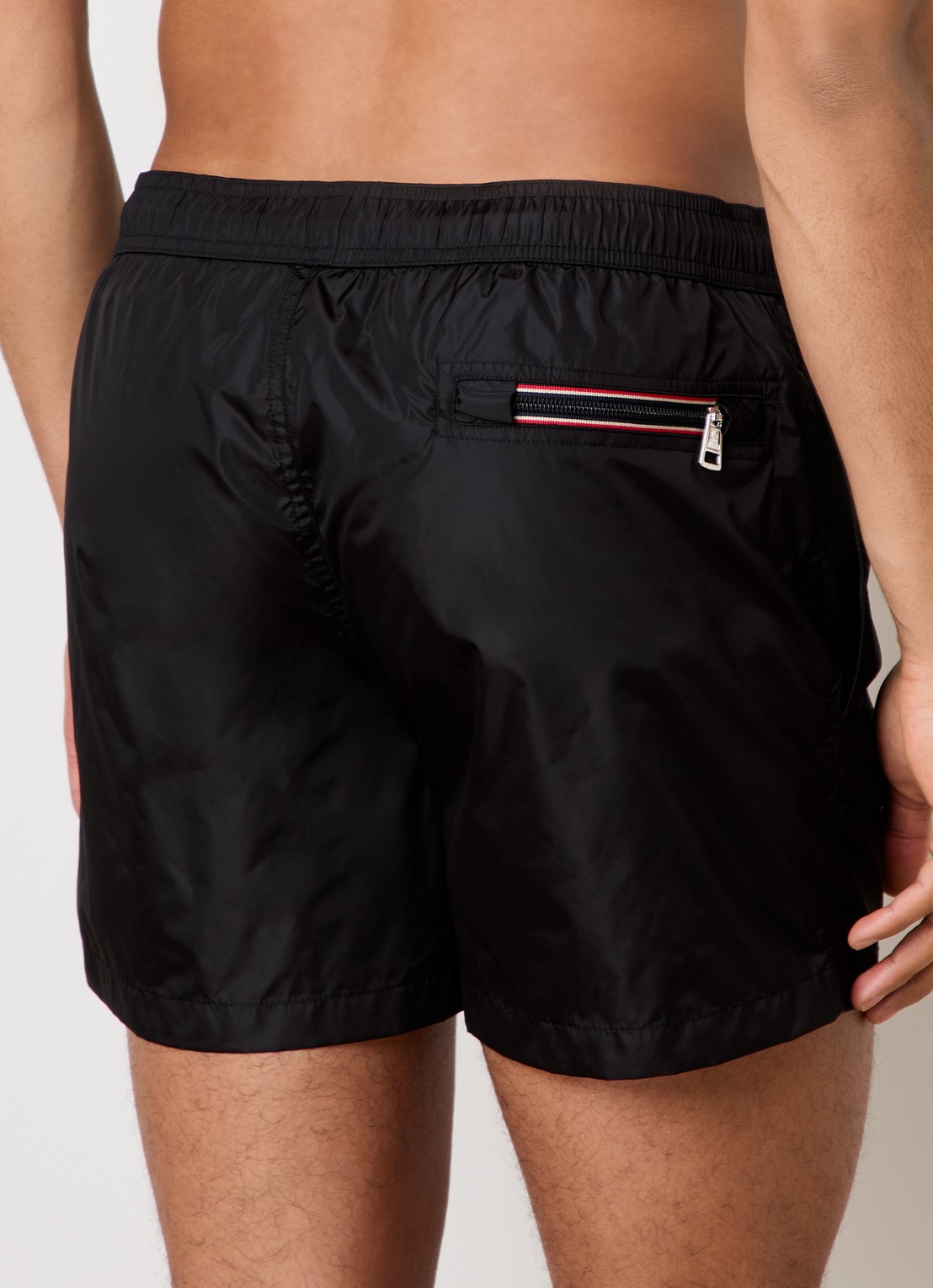 Moncler Classic zwemshorts met logo en steekzakken - achterkant zwart