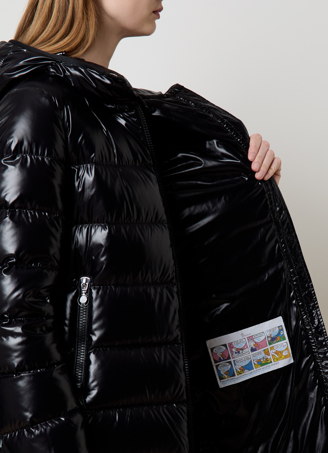 Moncler Courcelle longline puffer jas met glanzende finish en logo - detail 5 zwart
