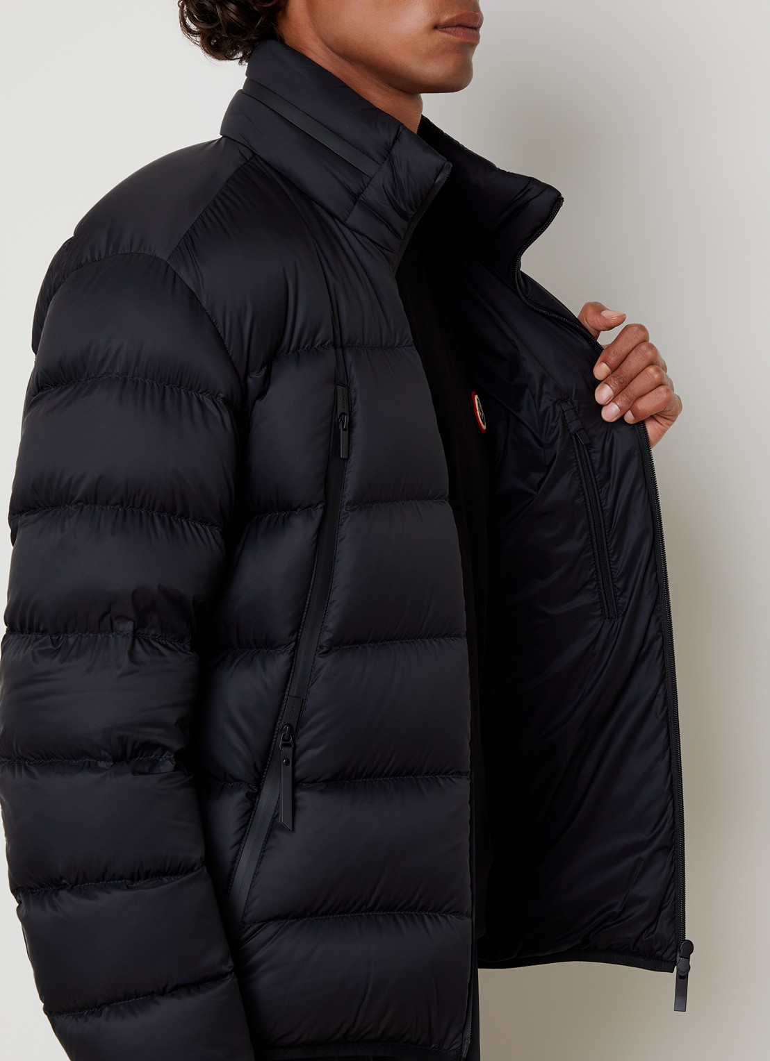 Moncler Dalalven puffer jack met donsvulling en opbergbare capuchon - detail 5 zwart