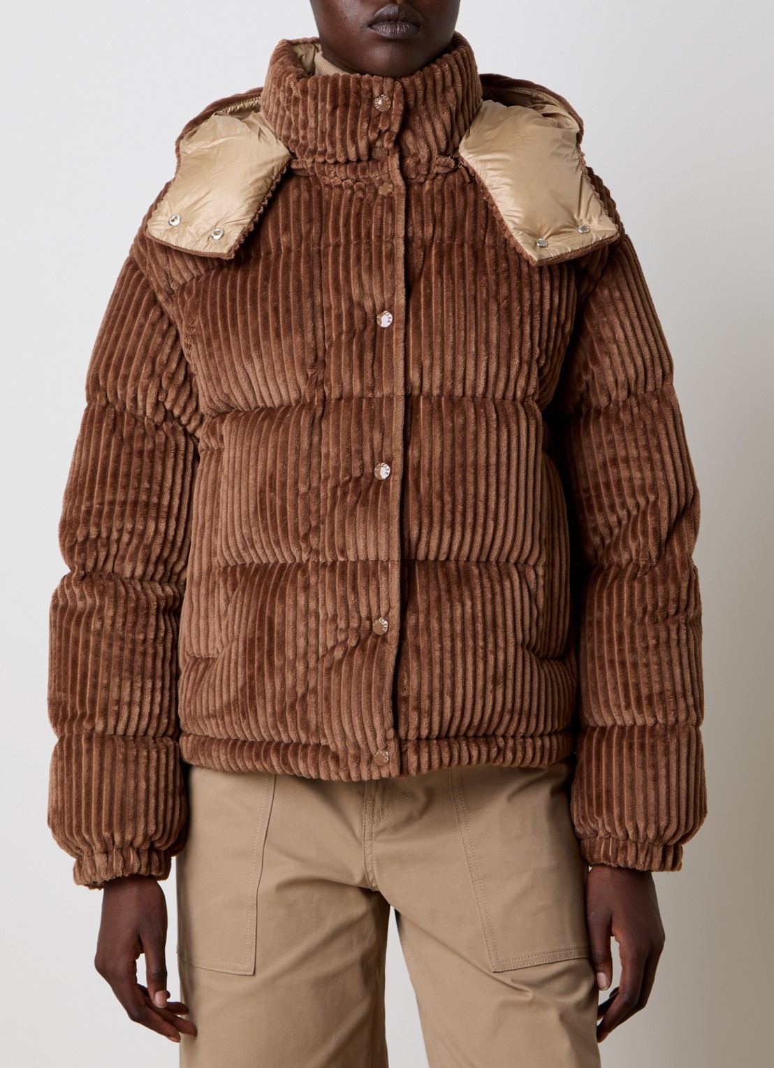 Moncler Daos puffer jack van corduroy met donsvulling en capuchon - detail 2 goud