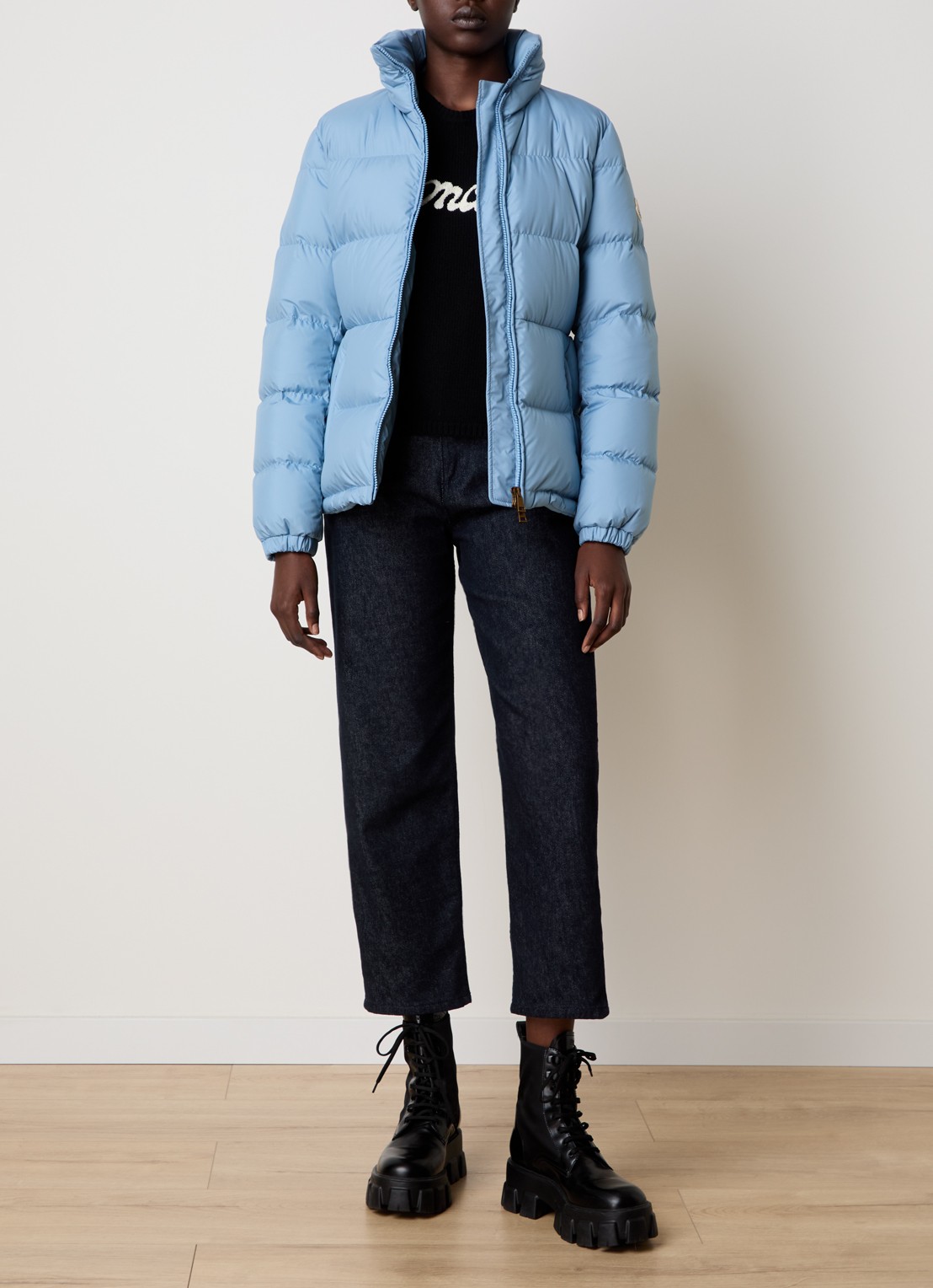 Moncler Dourbe puffer jack met donsvulling en logo - voorkant 6 lichtblauw