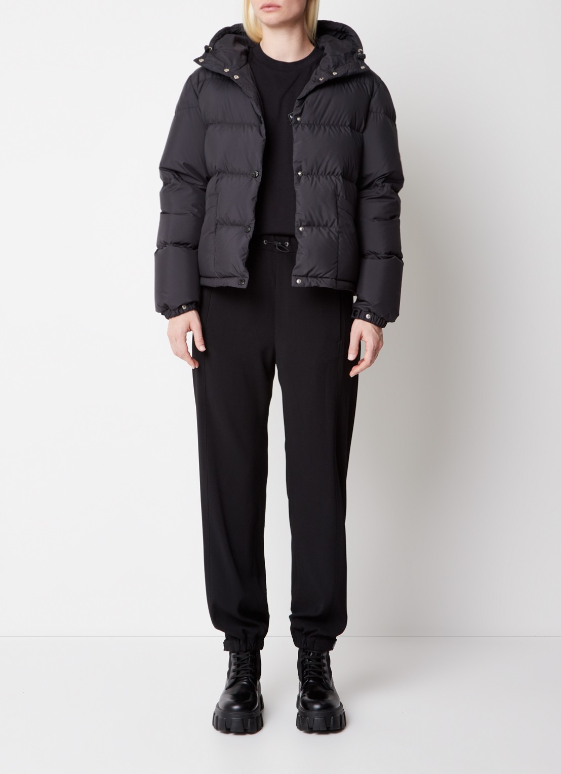 Moncler Ebre puffer jack met donsvulling en logoborduring - voorkant 3 zwart