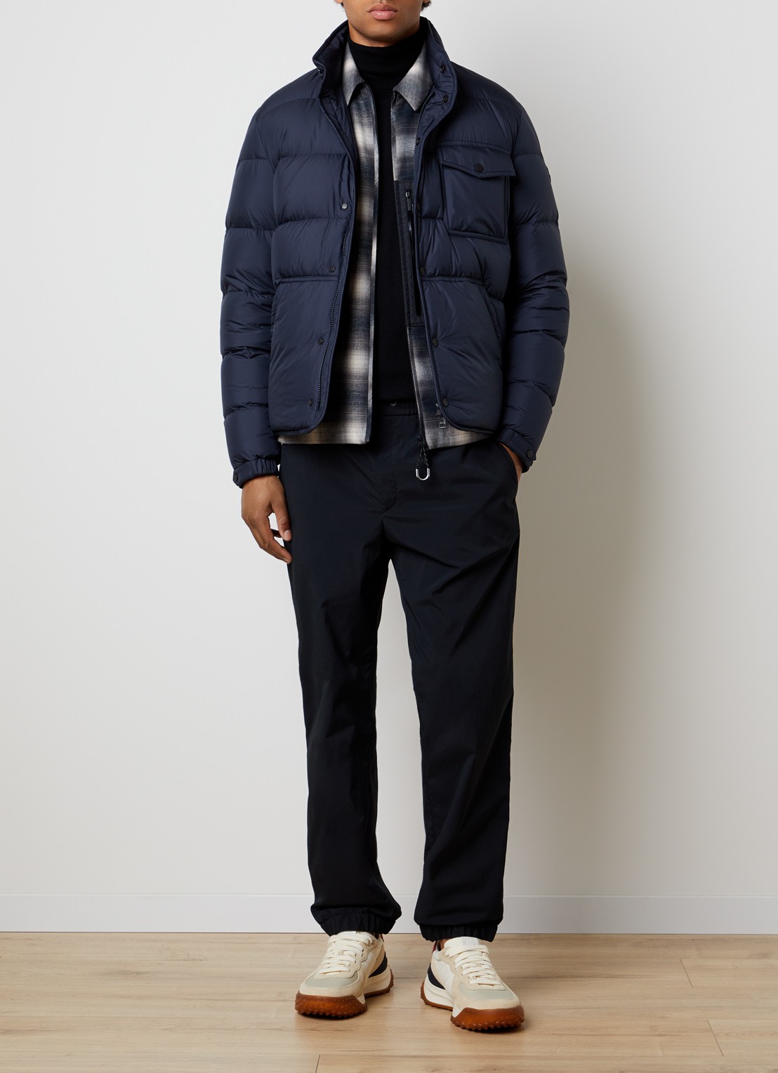 Moncler Edit puffer jack met donsvulling en steekzakken - voorkant 3 donkerblauw
