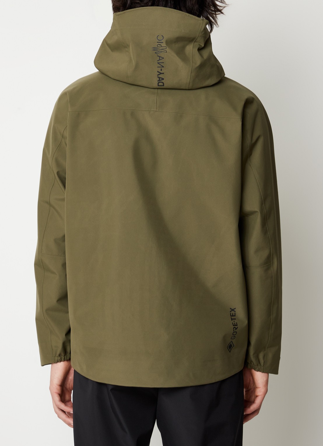 Moncler Fel Gore-Tex  lightweight windjack met ritszakken - achterkant donkergroen